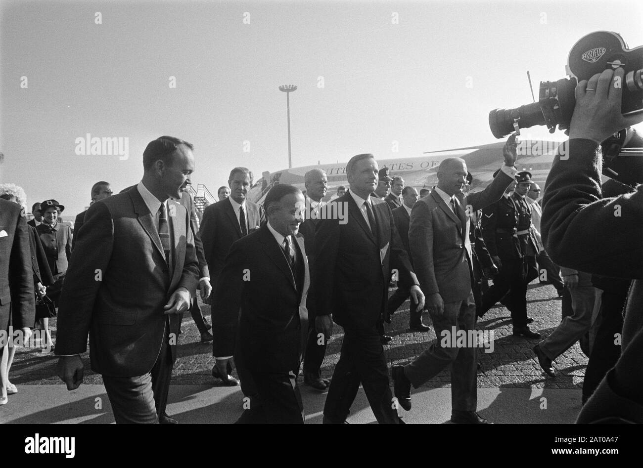 Drei amerikanische Astronauten Armstrong, Aldrin und Collins (als 1. Auf dem Mond) besuchen die Niederlande Schiphol, Astronauten winken, Premier de Jong Datum: 8. Oktober 1969 Ort: Noord-Holland, Schiphol Schlüsselwörter: Astronauten, Ankunftsdatum persönlicher Name: Aldrin, Collins, Jong, Piet de Stockfoto