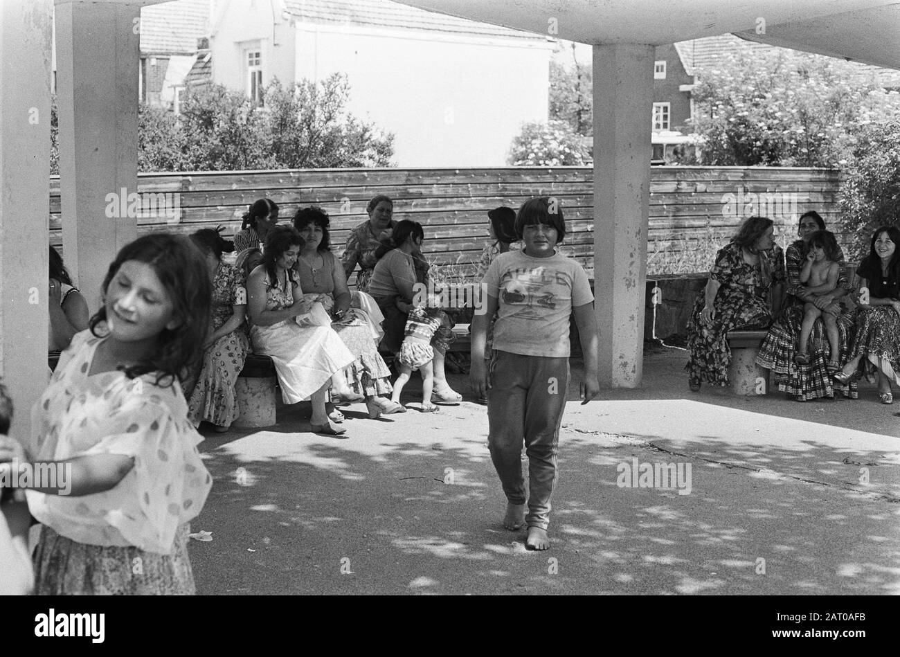 Roma und Sinti warten auf eine Kreuzung zwischen Amsterdam und Amstelveen; sie werden vom RAI-Parkplatz in Amsterdam weggeschickt, dürfen aber bei Frauen, die im Schatten warten, nicht nach Amstelveen fahren Datum: 12. Juni 1975 Ort: Amsterdam, Noord-Holland Schlüsselwörter: Roma, Sinti, Frauen Stockfoto
