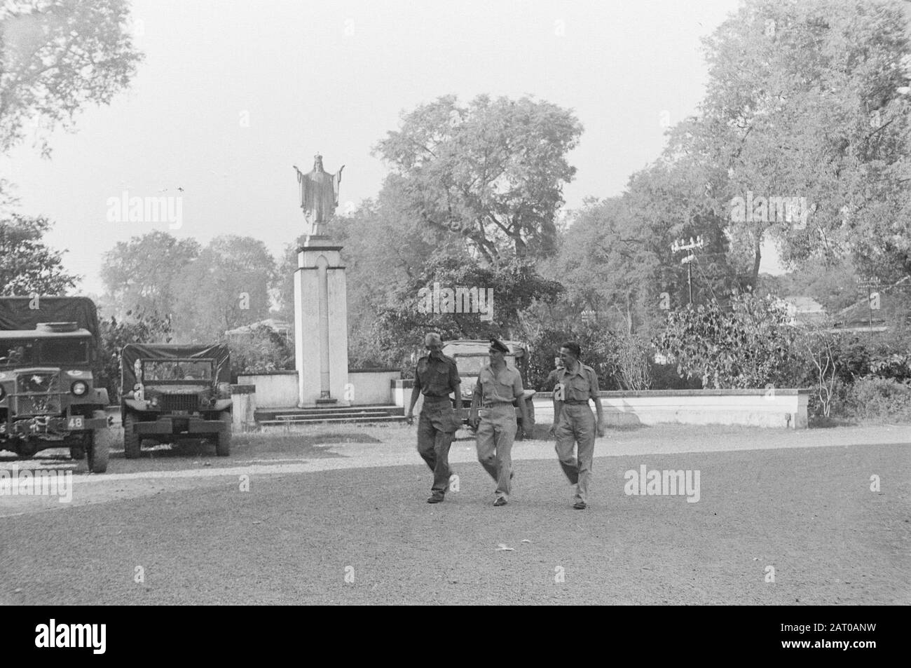 Tjileungsir [Drei niederländische Soldaten auf einem Platz. Im Hintergrund eine Statue, die Jesus wahrscheinlich mit einer kaiserlichen oder einer Königskrone auf dem Kopf darstellt] Datum: 19. Juli 1946 Ort: Cileungsir, Indonesien, Java, Niederländisch-Ostindien Stockfoto