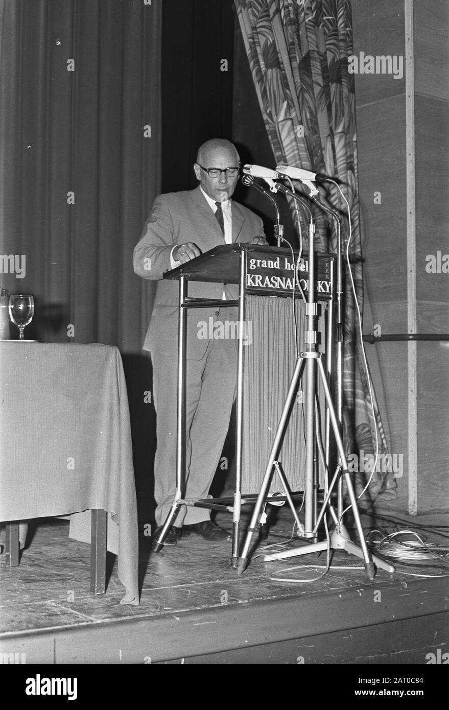 Niederländische Kommentare nav die Invasion der Tschechoslowakei Drs den Uyl spricht in Krasnapolsky Datum: 21. August 1968 Ort: Amsterdam, Noord-Holland Schlüsselwörter: Politiker, Sprecher, Reden persönlicher Name: Uyl, [ ] den Stockfoto
