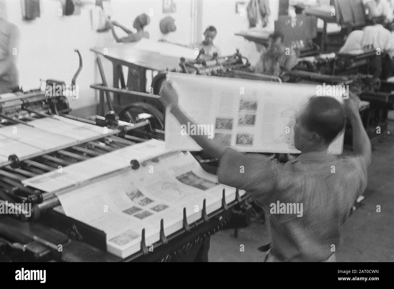 Reportage Making Magazine Saudara Seperdyuangan in Buchhandlung und Druckerei Visser & Co in der Batavia Printing Press. Druck der Zeitschrift Saudara Seperdyuangan (die malaiische Version von Brothers of Arms) Datum: März 1947 Ort: Indonesien, Niederländische Ostindien Stockfoto