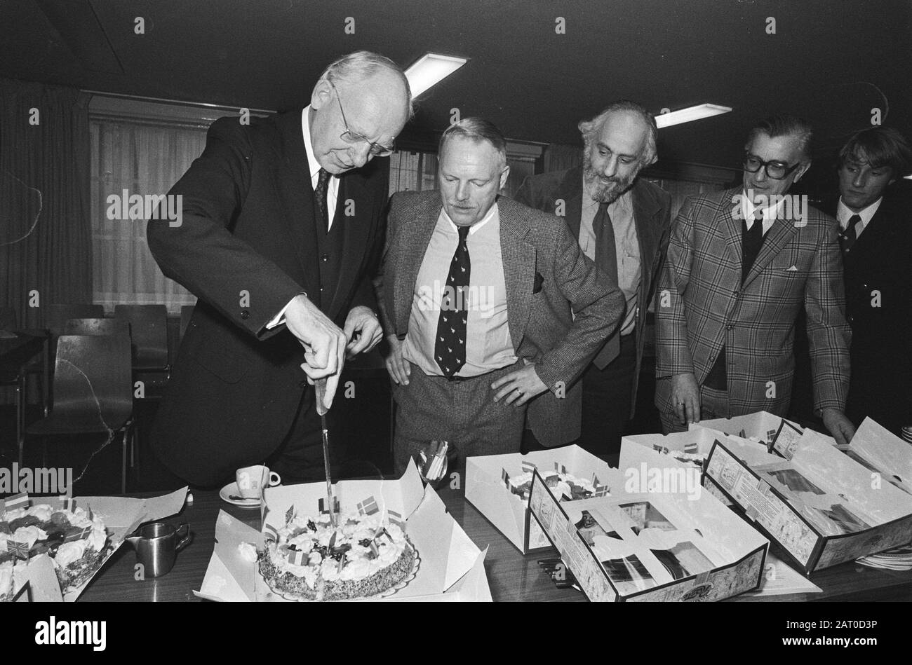 Listenführer für die Europawahl bekommen Kuchen von links nach rechts angeboten: Anne Vondeling (PvdA), Cees Berkhouwer (VVD), Paul Janssen (PPR) und Arend De Goede (D66) Datum: 27. Februar 1979 Stichwörter: Listentraktoren, Kuchen, Wahlen persönlicher Name: Berkhouwer, Cees, Good, Arend De, Janssen, Anne Vondeling Stockfoto