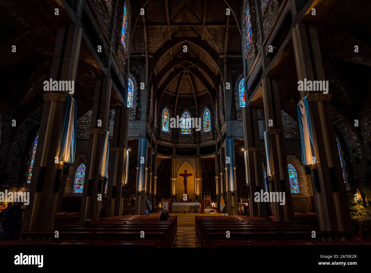 Bariloche, ARGENTINIEN, 18. JUNI 2019: Interieur der Kathedrale Nuestra Senora del Nahuel Huapi. Dekoriert mit vielen argentinien-flaggen Stockfoto