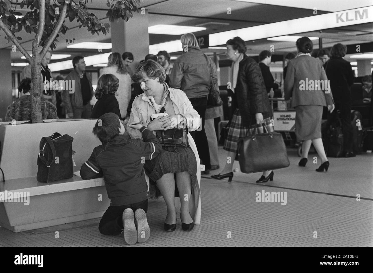 Bush auf Schiphol zu Beginn des Crocus Urlaubs Datum: 27. Februar 1981 Schlüsselwörter: Urlauber, Flughäfen Stockfoto