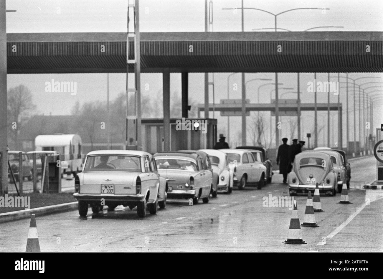 Deutsche Invasion begann, überfüllt am Grenzposten Bergh Datum: 15. april 1965 Ort: Bergh Schlüsselwörter: Autos, Grenzen, Feiertage, Verkehr Stockfoto