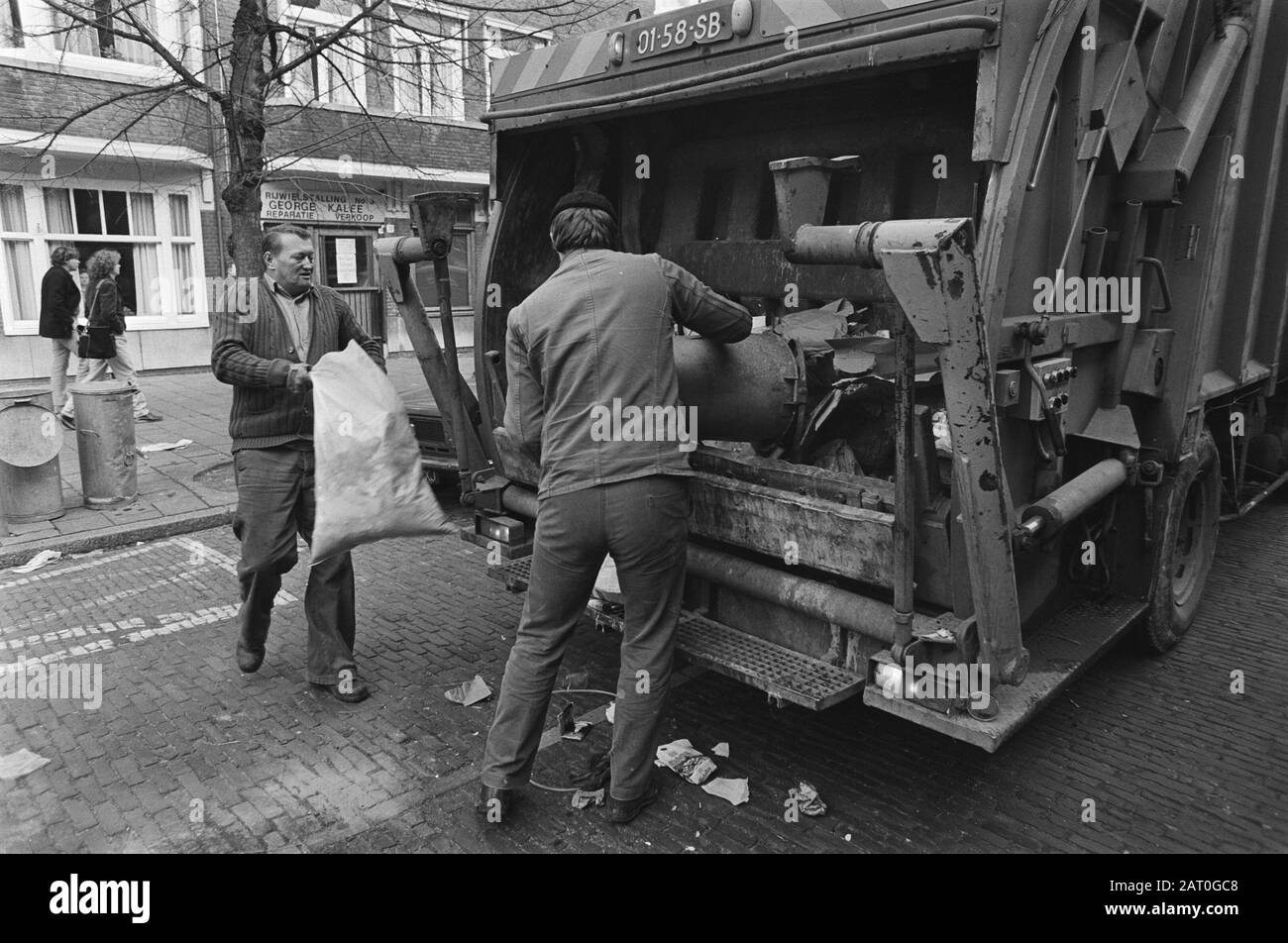 Der Umgang mit Schmutz in Amsterdam nach der Schließung von Volgermeerpolder wurde schwierig und teuer, die Reinigung der Gemeinde während der Sammlung von Hausmüll in Amsterdam Datum: 16. Februar 1981 Standort: Amsterdam, Noord-Holland Schlagwörter: Haus, Müllwagen Stockfoto