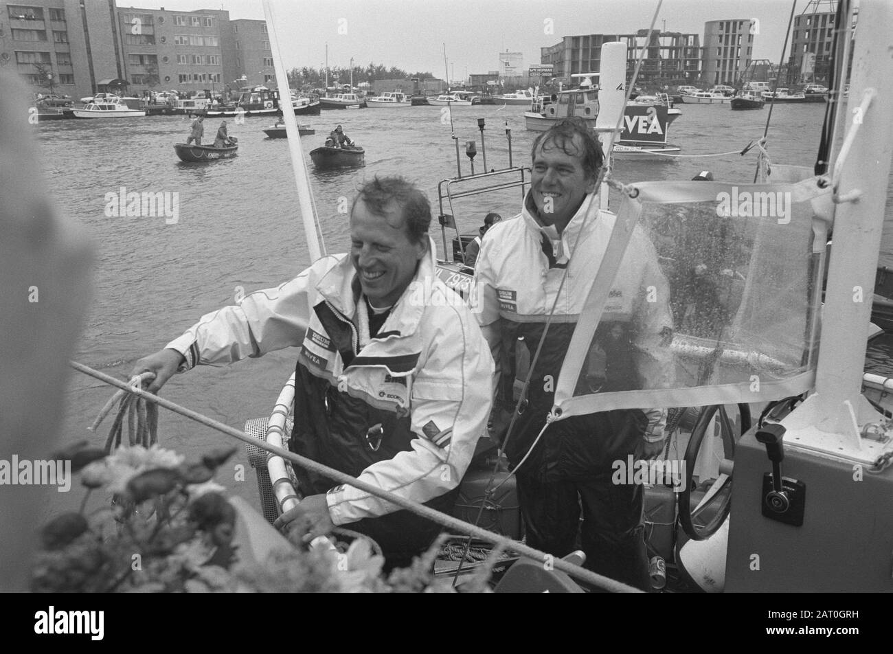 Dutch Viking kommt nach der Transatlantik-Tour im Hafen von Almere an; Henk Brink (r) und Willem Hageman Datum: 22. Juli 1988 Ort: Almere, Flevoland Schlüsselwörter: Häfen, Luftballons persönlicher Name: Brink, Henk, Hageman, Willem Stockfoto