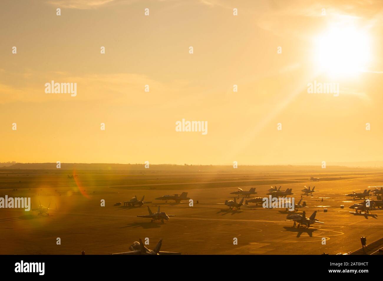 Eine F-35B Lightning II mit dem 3rd Marine Aircraft Wing (MAW) nimmt zur Unterstützung Der Übung Winter Fury 20 am 27. Januar 2020 auf der Marine Corps Air Station Miramar, Kalifornien, An. Die Übung soll die Piloten und Luftbesatzungen des 3. MAW auf Waffen- und Taktiklehrerkurs vorbereiten. Die erste offizielle Luftfahrtschule des Marine Corps. Während der Übung haben die 3. MAW Marines ihre Fähigkeiten ausgemacht und ihre Kenntnisse über die sechs Funktionen der Marine Aviation erhöht, während sie gleichzeitig mit ihren Marine- und Luftwaffengegenstücken trainierten. (USA Foto des Marine Corps von Sgt. Victoria Decker) Stockfoto