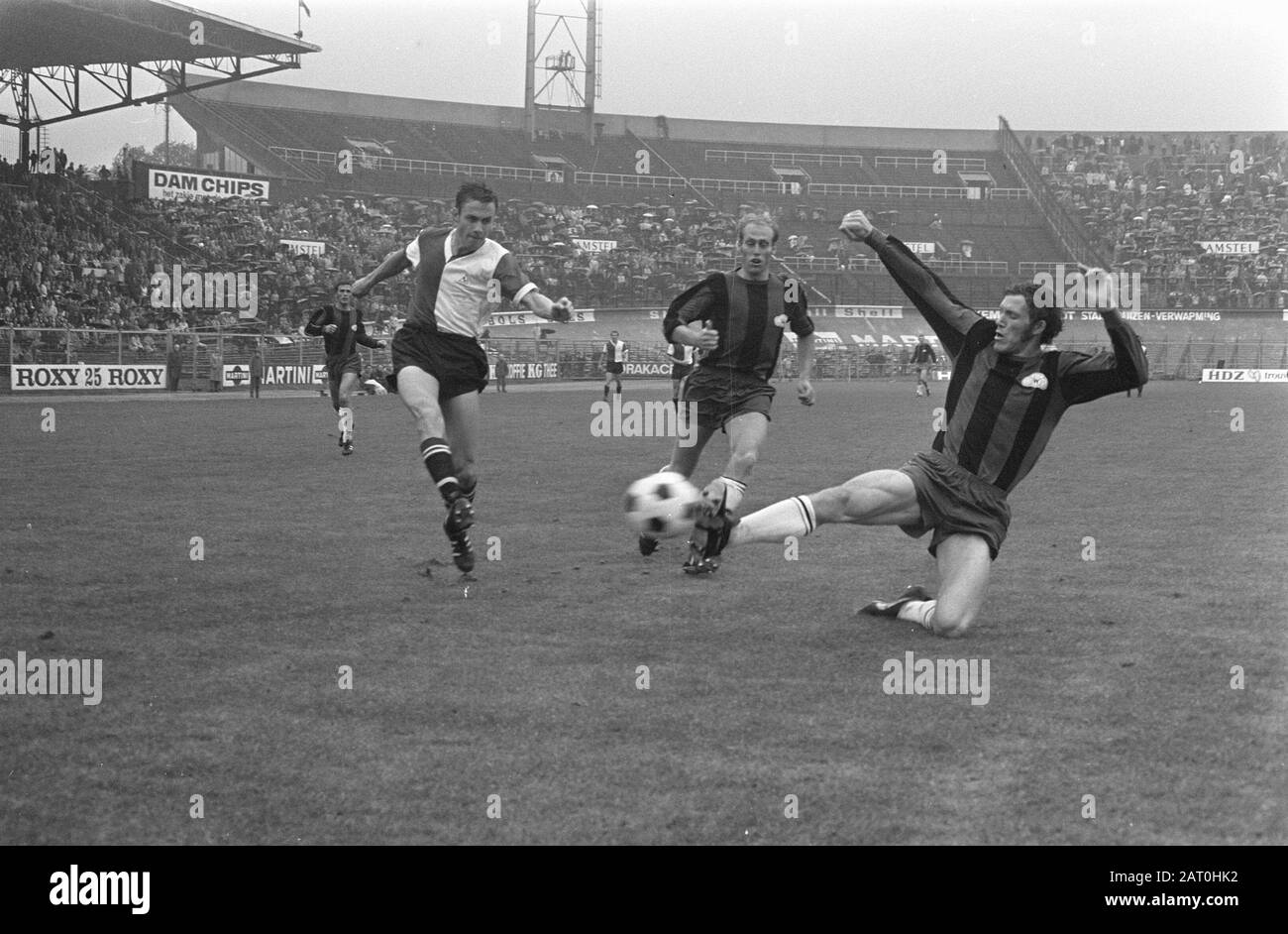 DWS versus Feijenoord 0-4; Kindvall im Duell mit Overweg (rechts) und Dijkstra Datum: 4. Oktober 1970 Schlagwörter: Sport, Fußball Personenname: Kindvall, Ove Institutionname: Feyenoord Stockfoto