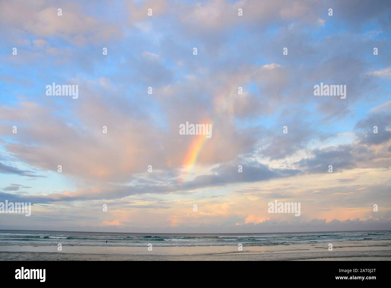 Rosafarbene Wolken und ein Regenbogen am Kirra Beach, Gold Coast, Australien Stockfoto