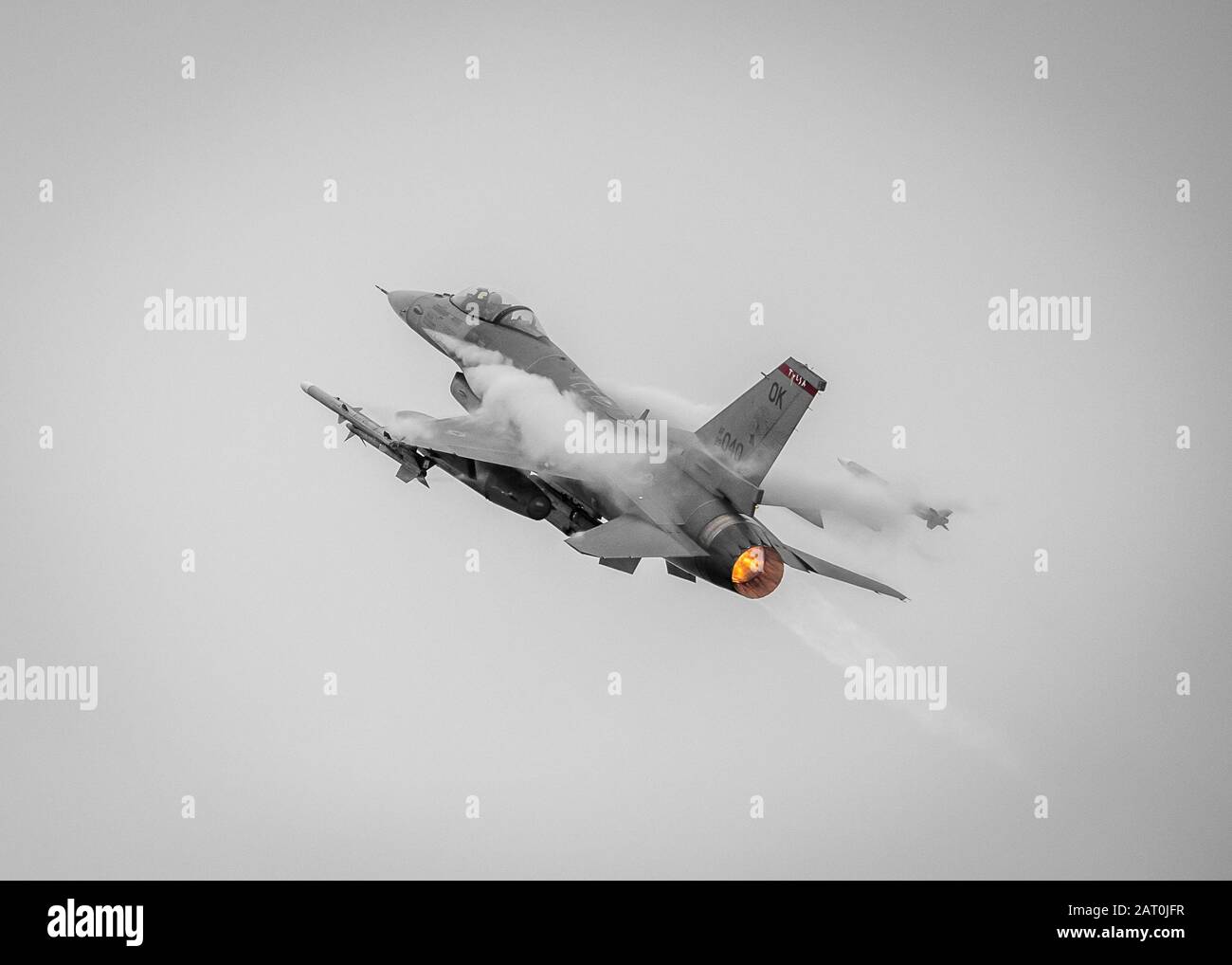 Ein 138th Fighter Wing Tulsa Viper platzt am 13. Januar 2020 auf der Tulsa Air National Guard Base, Okla. Durch die Dampfpfade. Ein F-16 Tulsa Viper F100-PW-229-Triebwerk kann bis zu 29.000 Pfund Schub erzeugen und verbrennt beim Start bei annähernd zweitausend Grad Fahrenheit. (USA Foto der Air National Guard von Meister Sgt. C.T. Michael) Stockfoto