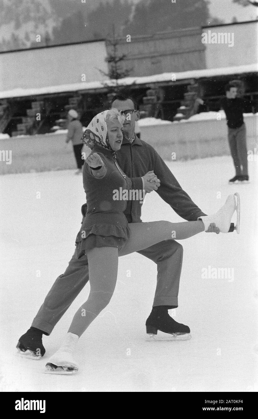 Ehepaar Odink (Eistanz) während des Trainings in Garmisch Barkerkirchen Datum: 4. Februar 1960 Ort: Barkerkirchen, Garmisch Schlüsselwörter: ICE Dansing, Ehepaare persönlicher Name: Odink Stockfoto