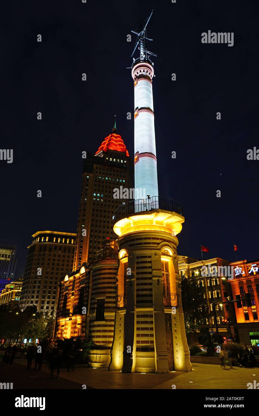 Shanghai, CHINA -2. Nov 2019- Nachtansicht des historischen Gutzlaff Signal Tower (Bund Wetterturm), einem wichtigen Wahrzeichen am Bund in Shanghai, Stockfoto