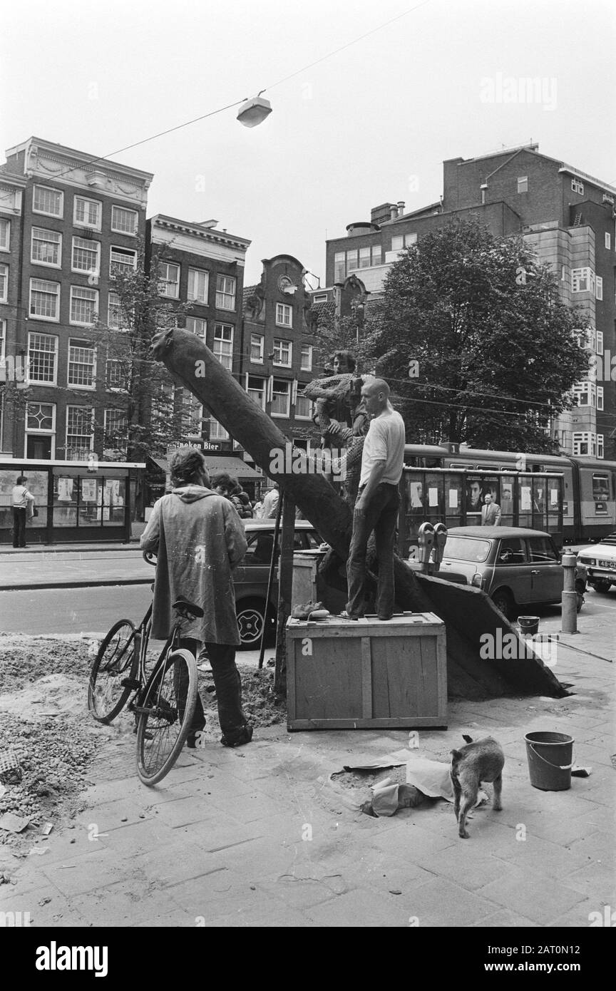 Eine Statue, die Präsident Reagan von den Vereinigten Staaten auf einem falschen Marschflugkörper abbildet, wird als Protest vor dem ehemaligen General Handelsbladgebouw auf dem Nieuwezijds Voorburgwal Amsterdam Datum: 28. August 1981 Ort: Amsterdam, Noord-Holland Schlüsselwörter: Skulpturen, Demonstrationen, Marschflugkörper, Präsidenten persönlicher Name: Reagan, Ronald Stockfoto