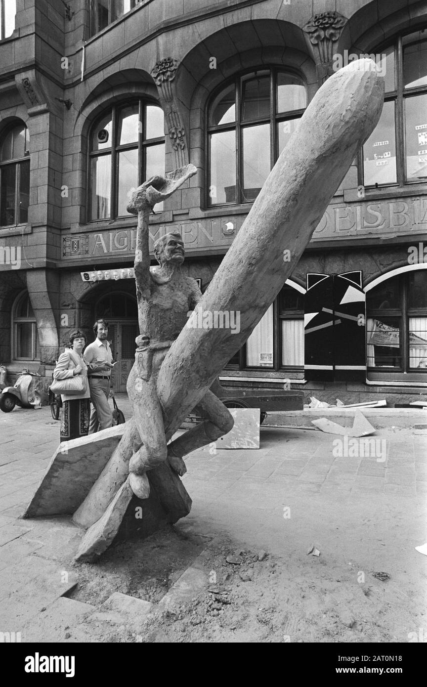 Eine Statue, die Präsident Reagan von den Vereinigten Staaten auf einem falschen Marschflugkörper abbildet, wird als Protest vor dem ehemaligen General Handelsbladgebouw auf dem Nieuwezijds Voorburgwal Amsterdam Datum: 31. August 1981 Ort: Amsterdam, Noord-Holland Schlüsselwörter: Skulpturen, Demonstrationen, Marschflugkörper, Präsidenten persönlicher Name: Reagan, Ronald Stockfoto