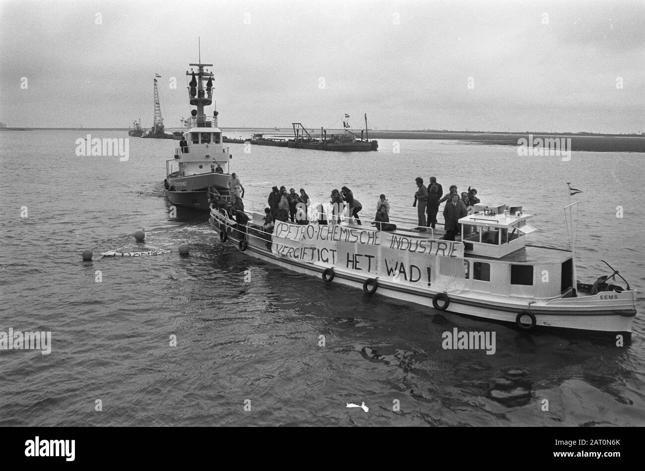 Eröffnung von Eemshaven durch Königin Juliana EIN Boot mit Demonstranten im Eemshaven Datum: 7. Juni 1973 Ort: Eemshaven Schlüsselwörter: Boote, Demonstranten, Banner Stockfoto