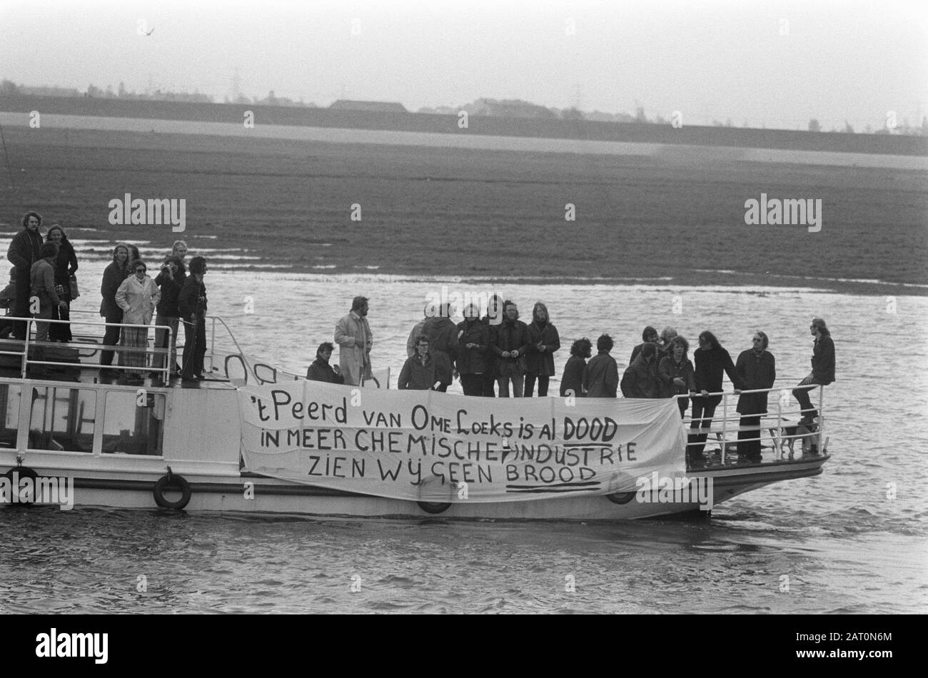 Eröffnung von Eemshaven durch Königin Juliana EIN Boot mit Demonstranten im Eemshaven Datum: 7. Juni 1973 Ort: Eemshaven Schlüsselwörter: Boote, Demonstranten, Häfen, Banner Stockfoto
