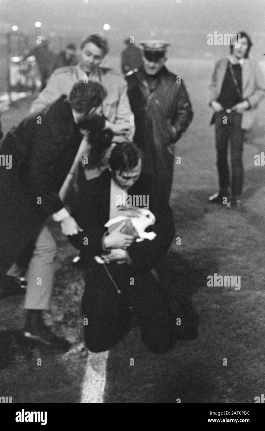 Europacup I, Halbfinale: Feijenoord gegen Legia-Warschau, 2-0 EIN Feijenoordsupporter mit einem Kaninchen Datum: 15. April 1970 Schlagwörter: Kaninchen, Anhänger, Fußball Stockfoto