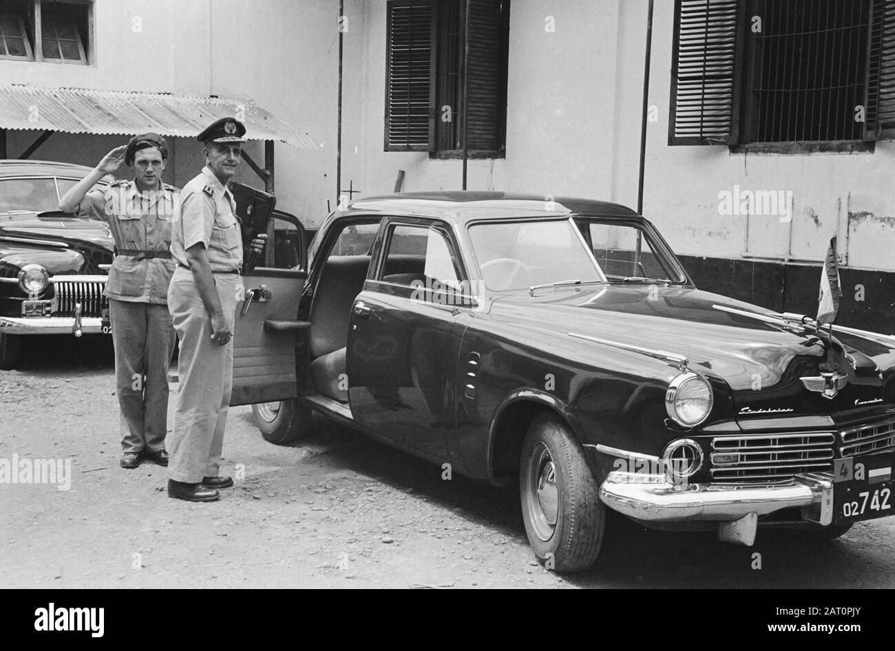 [Ein General steigt in ein Auto der Marke Studebaker] Datum: 1948/04/22 Ort: Indonesien, Niederländische Ostindien, Pangkalan Stockfoto