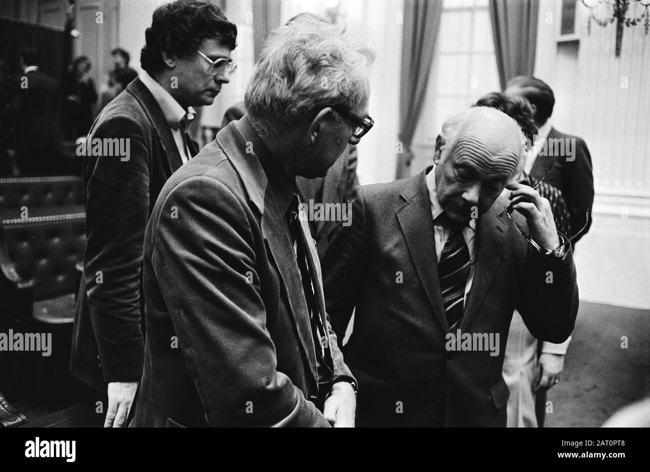 Zweite Kammer, Gedenken an die verstorbene Präsidentin Anne Vondeling, Eine emotionsierte PvdA-Fraktionsvorsitzende den Uyl zwischen seinen Gruppenmitgliedern Datum: 22. November 1979 Schlüsselwörter: Emotionen, Gedenkfeiern, Parlamentsmitglieder persönlicher Name: Uyl, Joop den Stockfoto