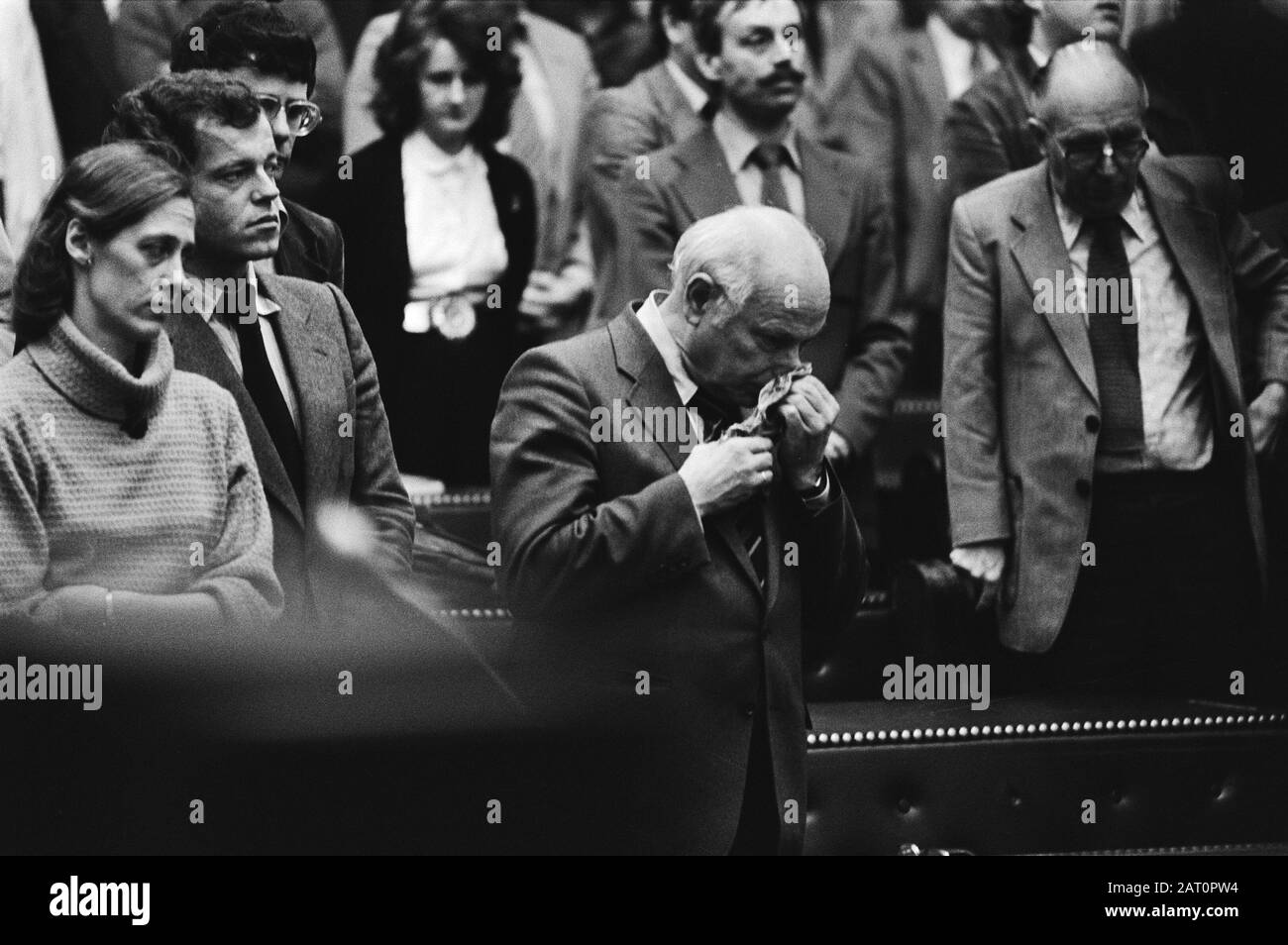 Zweite Kammer, Gedenken an die verstorbene Präsidentin Anne Vondeling Eine emotionsierte PvdA-Fraktionsvorsitzende den Uyl zwischen seinen Gruppenmitgliedern Datum: 22. November 1979 Ort: Die Haager Schlüsselwörter: Emotionen, Gedenkfeiern, Parlamentarier, Vorsitzende persönlicher Name: Uyl, Joop den Stockfoto