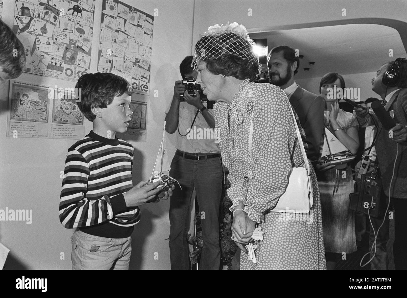 Königin Beatrix eröffnet in der Rotterdamer Ahoy-Halle die holländische Oké-Messe, die als Teil der nationalen Gesundheitswoche DEKORIERT IST. EIN Junge erhält einen Preis von Königin Beatrix, den sie auf der niederländischen Ok-Messe in den Rotterdam-Ahoyhallen während der nationalen Gesundheitswoche verteilt. Im Hintergrund nimmt ein Pressefotograf die Szene auf Datum: 29. August 1981 Ort: Rotterdam, Zuid-Holland Schlüsselwörter: Messen, Gesundheit, Jungen, Königinnen, Pressefotografen, Auszeichnungen Personenname: Beatrix (Königin Niederlande) Stockfoto