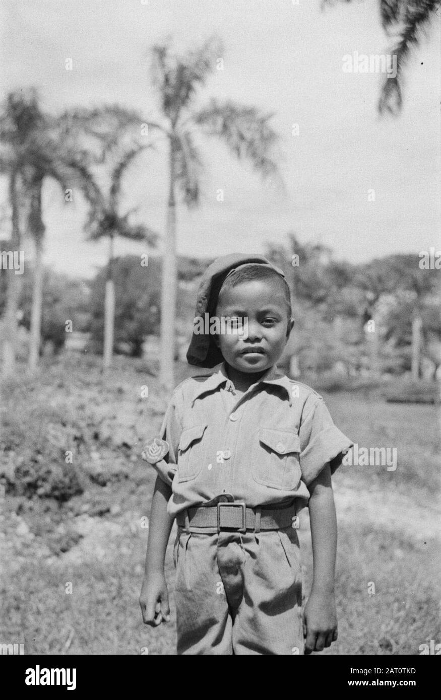 Demarkationslinie Bandoeng EIN Kleinkind in Militäruniform [Maskottchen einer Armeeeinheit?] Anmerkung: (Siehe Artikel Adoptierte Kinder in Waffenbrüdern, 1. Band Nr. 28). Er trägt das Ärmel-Emblem des Hauptquartiermeisters General Date: März 1947 Ort: Bandoeng, Indonesien, Java, Niederländisch-Ostindien Stockfoto