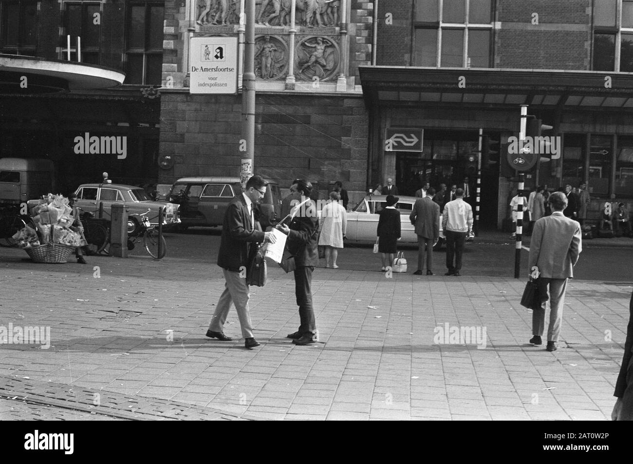 Keine Reaktionen auf der Straße in Amsterdam nach der Landung des amerikanischen Mondes EIN Zeitungsverkäufer am Hauptbahnhof hatte nicht mehr als gewöhnlich Datum: 21. Juli 1969 Standort: Amsterdam, Nordholland Schlüsselwörter: Raumfahrt, Straßenhändler Stockfoto