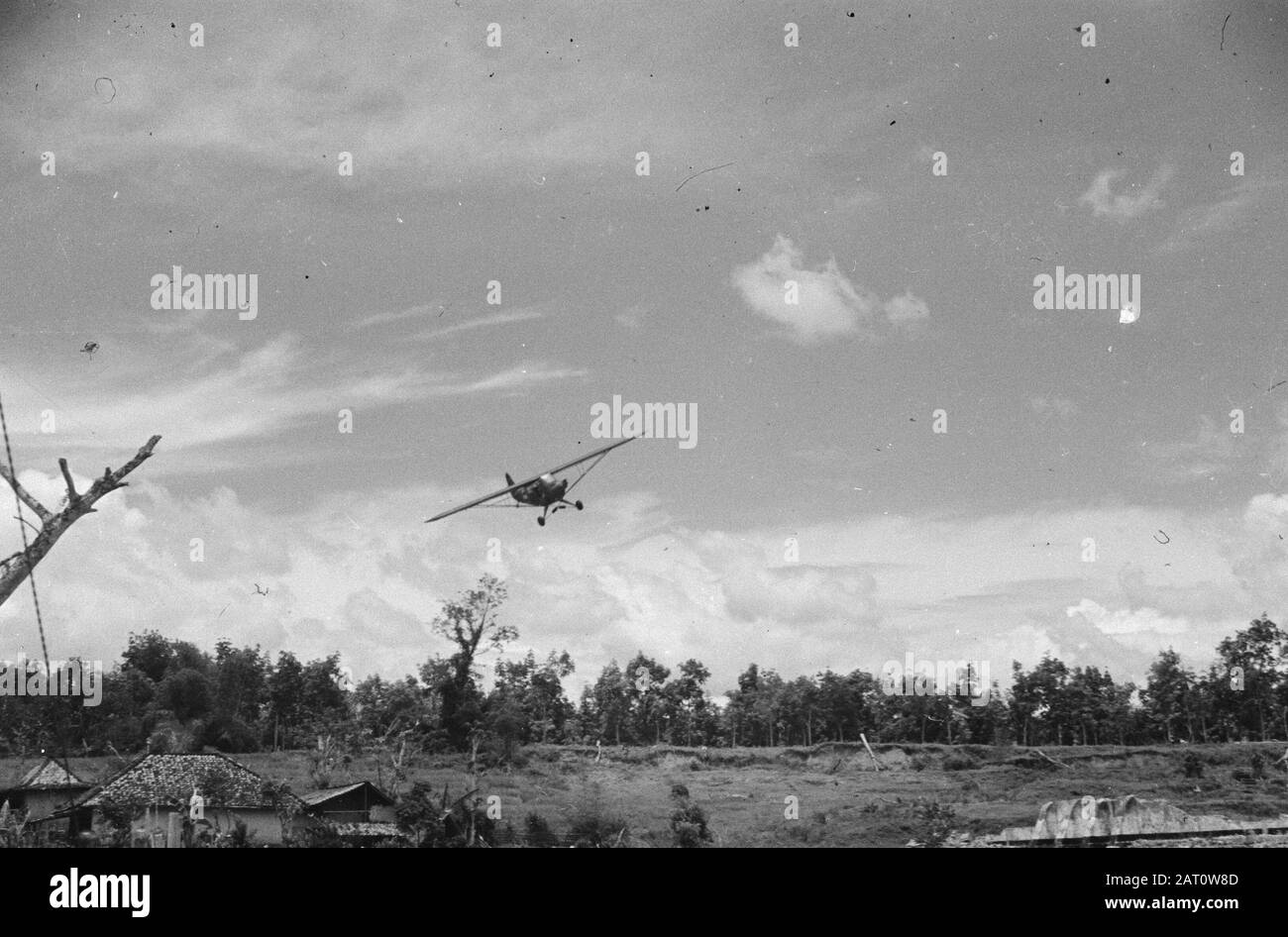 Pankelan bei Krawang [ein leichtes Flugzeug schert tief über den Boden] Datum: 13. März 1948 Standort: Indonesien, Java, Krawang, Niederländisch-Ostindien Stockfoto