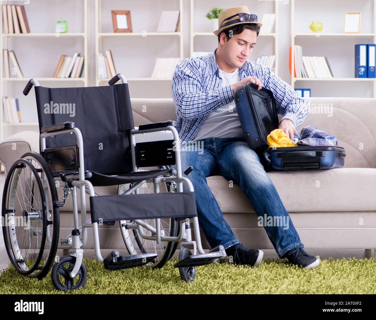 Die jungen behinderten Mann Vorbereitung für Sommerferien Stockfoto