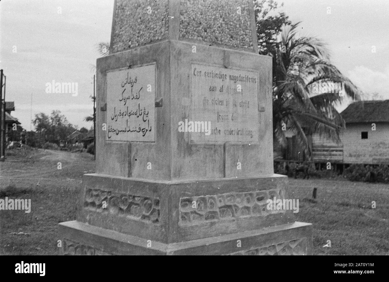 Borneo EIN Denkmal mit dem Text auf Niederländisch und Malaiisch (in arabischer Schrift): "Eine ehrliche Erinnerung an alle, die im Kampf gegen die japanische Unterdrückung gefallen sind". Februar 1947 Ort: Borneo, Indonesien, Kalimantan, Niederländisch-Ostindien Stockfoto