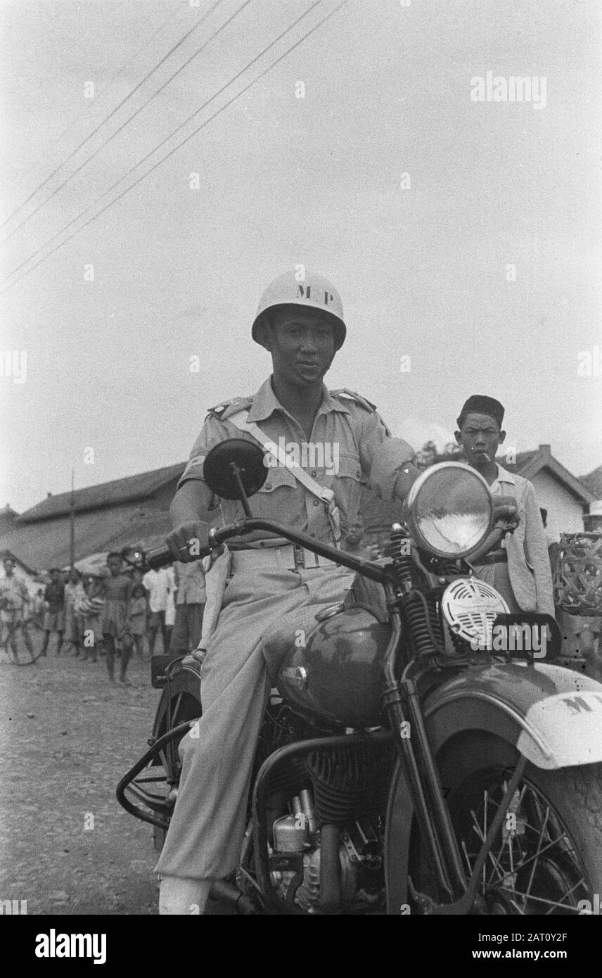 Ein Motorrad-Offizier der Militärpolizei KNIL posiert auf seinem Motorrad Datum: 17. Dezember 1947 Ort: Gombong, Indonesien, Niederländisch-Ostindien, Purwokerto Stockfoto
