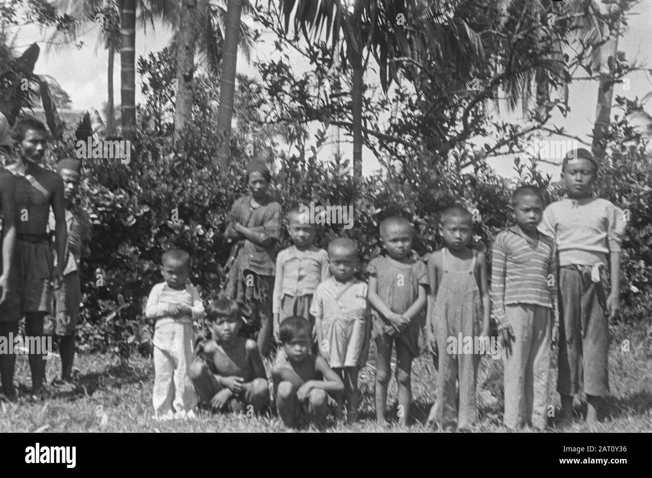 Umgebung Padang EIN holländisches Rotkreuz-Team fuhr sofort nach Pasar Usang, als die holländischen Truppen dort eine Gruppe von 1800 christlichen Niassern befreiten. Viertausend Menschen wurden von der TNI in einem Internierungslager inhaftiert, verurteilt wegen des Mangels an Lebensmitteln, Medikamenten und Kleidung. Datum: August 1947 Ort: Indonesien, Niederländische Ostindien, Padang, Sumatra Stockfoto