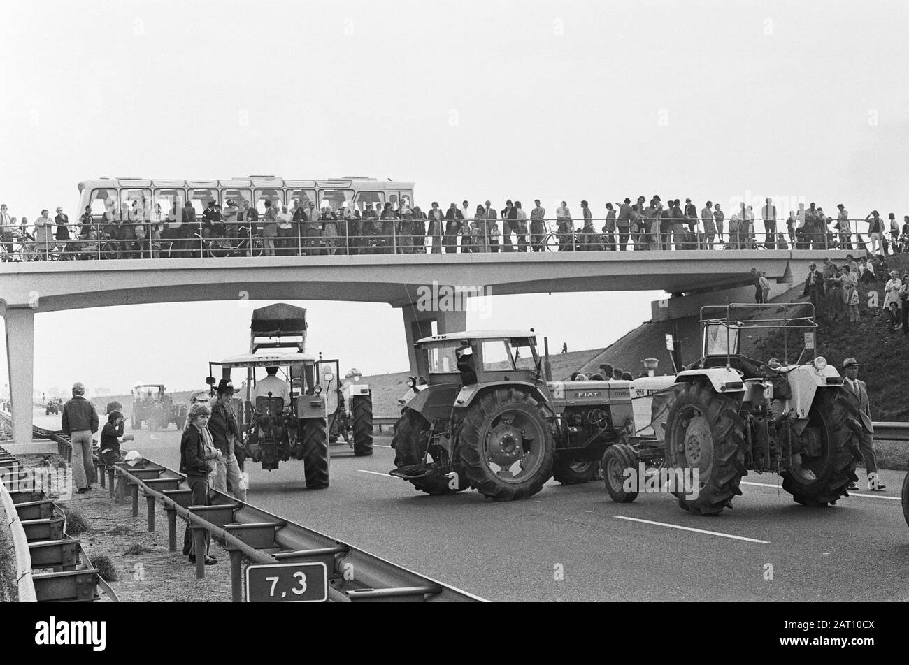 Ein Überblick über die Demonstration der Landwirte in Hoeksewaa-Traktoren auf dem Weg nach Rotterdam Datum: 2. August 1974 Standort: Rotterdam, South Holland Schlüsselwörter: Bauer, Traktorens, Demonstrationen Stockfoto