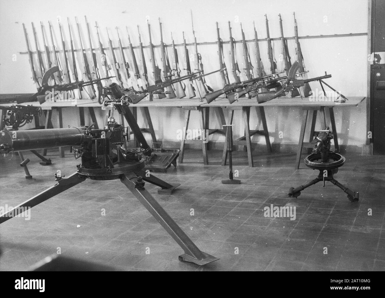 S.R.O.I. Tjimahi Eine Übersicht über die Waffenkammer des S.R.O.I. in Bandoeng. Japanische, englische, amerikanische und deutsche Waffen sind hier zu finden, um die Schüler mit den verschiedenen Waffen vertraut zu machen. Anmerkung: SROI= School Reserve Officers - Infanteriedatum: 1. September 1948 Ort: Cimahi, Indonesien, Niederländisch-Ostindien Stockfoto