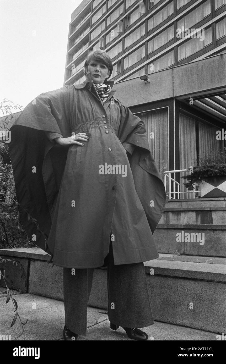 Die Präsentation der Herbst- und Winterkollektion von Maison Kuiper im Hiltonhotel in Amsterdam EIN Regenponcho von Hubert de Givenchy Datum: 2. September 1975 Standort: Amsterdam, Noord-Holland Schlüsselwörter: Mode, Damen persönlicher Name: Givenchy, Hubert de Stockfoto