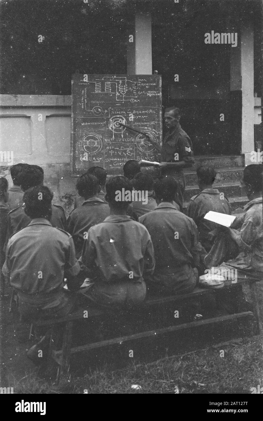 Schulungsturnfahrer und Motorradfahrer (S.O.B.M.) in Bandoeng WIRD EIN Sergeant mit einem Blackboard Date beauftragt: April 1947 Ort: Bandung, Indonesien, Niederländisch-Indien Stockfoto