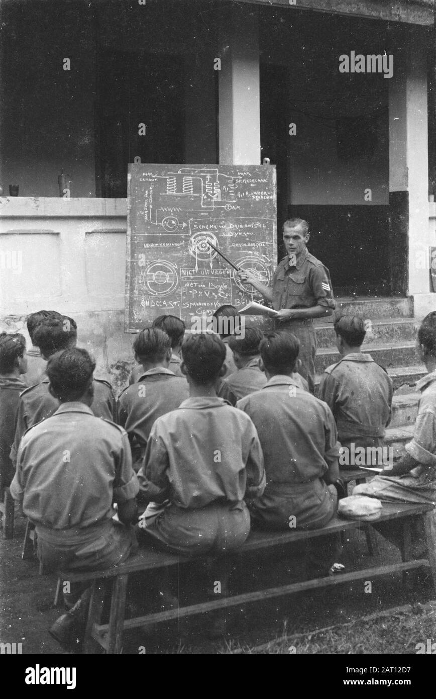 Schulungsturnfahrer und Motorradfahrer (S.O.B.M.) in Bandoeng WIRD EIN Sergeant mit einem Blackboard Date beauftragt: April 1947 Ort: Bandung, Indonesien, Niederländisch-Indien Stockfoto