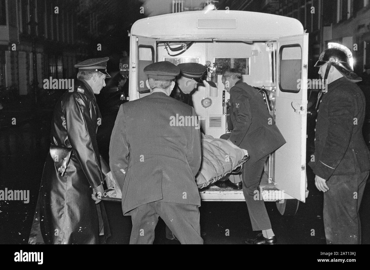 Marke im zweiten Jan van der Heidestraat Eines der Opfer wird bis zum GGD-Datum entlassen: 1. Dezember 1966 Standort: Amsterdam, Noord-Holland Schlagwörter: Rettungswagen, Feuer Stockfoto