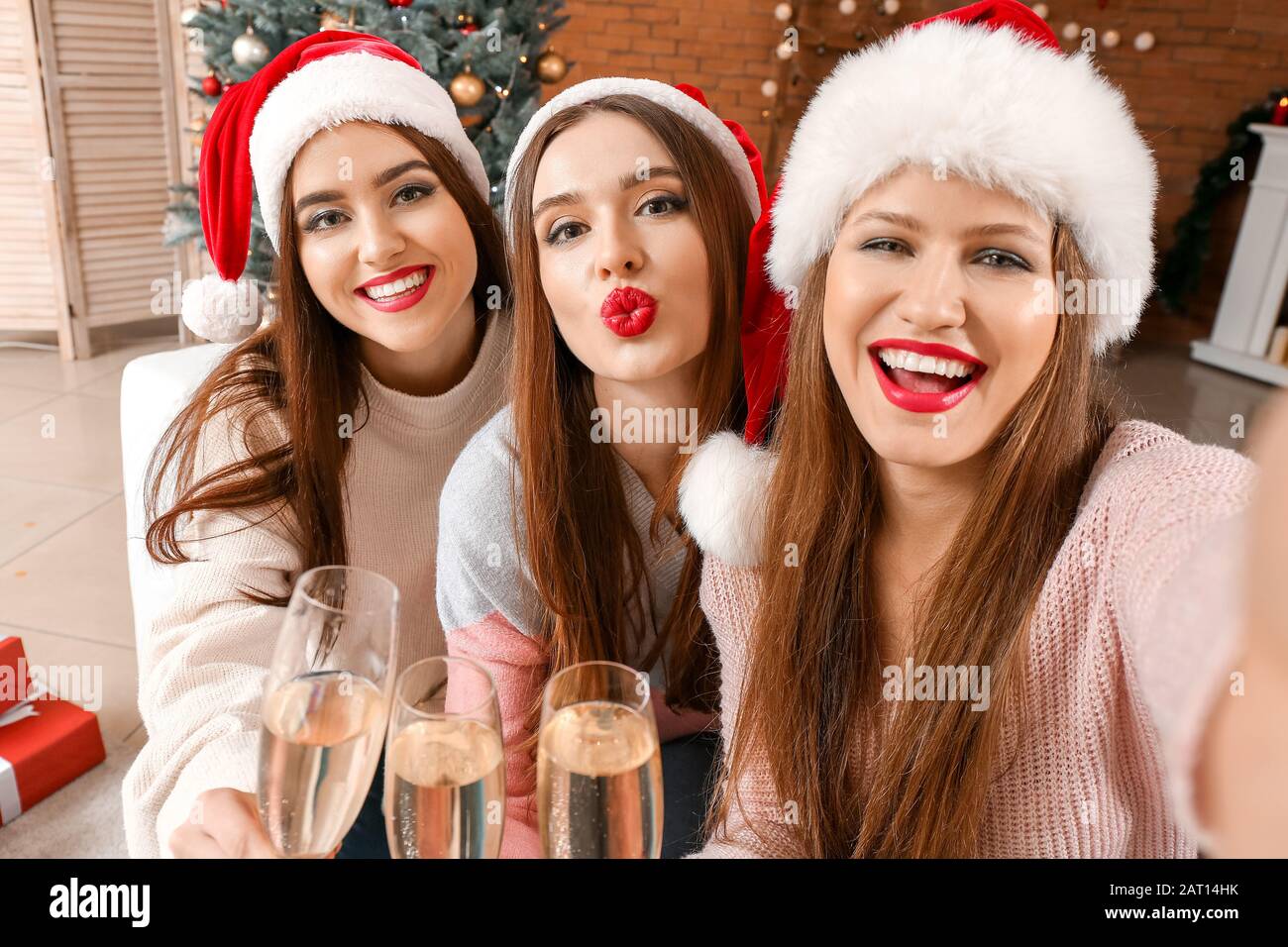 Schöne junge Frauen, die selfie auf der Weihnachtsfeier nehmen Stockfoto