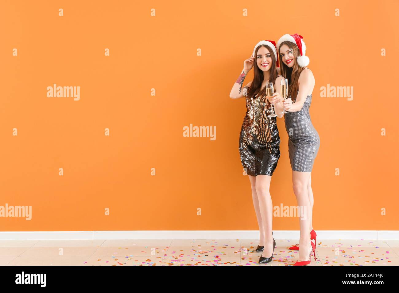 Schöne junge Frauen mit Champagner, die Weihnachten auf der Party feiern Stockfoto
