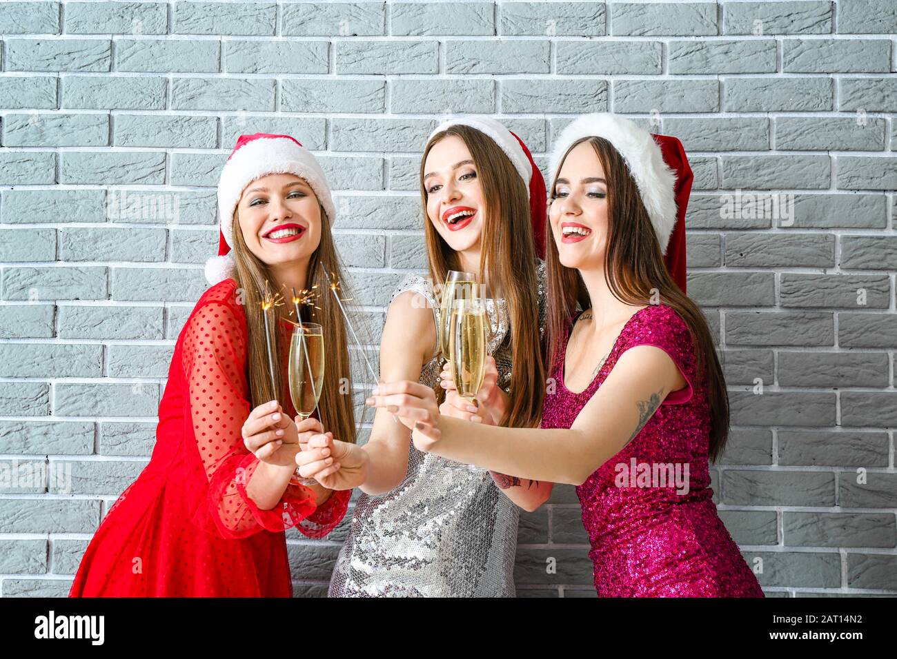 Schöne junge Frauen mit Champagner, die Weihnachten auf der Party feiern Stockfoto