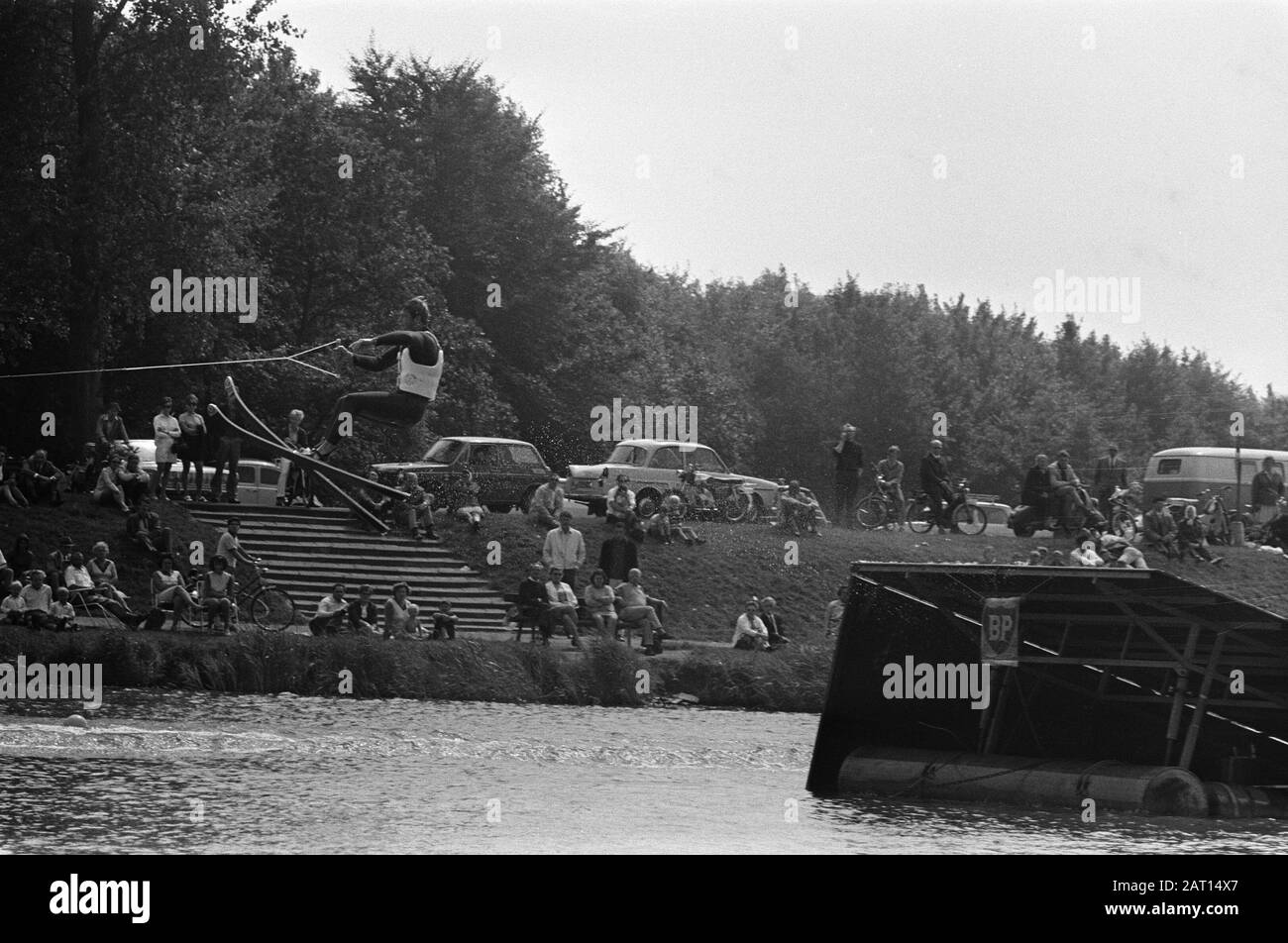 Nationale Meisterschaften Waterski am Bosbaan in Amsterdam EIN Wasserskier im Einsatz Datum: 20. Juli 1969 Ort: Amsterdam, Noord-Holland Schlüsselwörter: Wasserski, Wettbewerbe persönlicher Name: Stockfoto