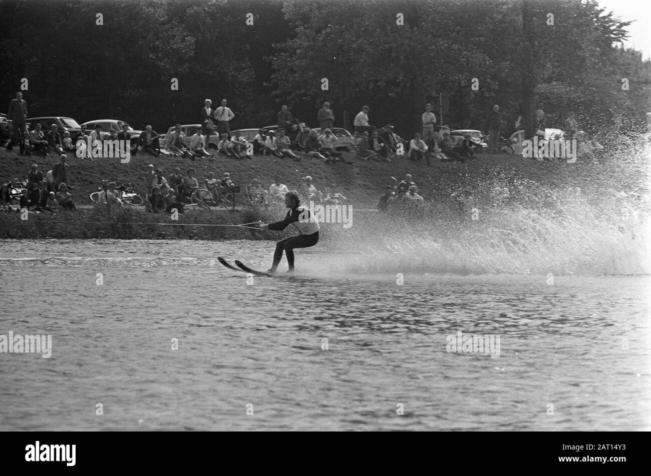 Nationale Meisterschaften Waterski am Bosbaan in Amsterdam EIN Wasserskier im Einsatz Datum: 20. Juli 1969 Ort: Amsterdam, Noord-Holland Schlüsselwörter: Wasserski, Wettbewerbe persönlicher Name: Stockfoto