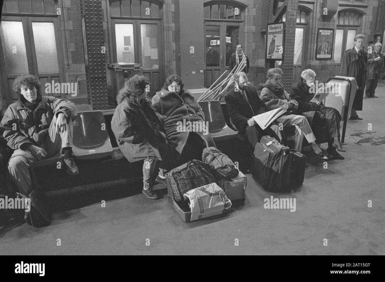 Stromausfall am Hauptbahnhof in Amsterdam Passagiere, die an einem Bahnsteig warten Datum: 1. Februar 1989 Standort: Amsterdam, Noord-Holland Schlüsselwörter: Stationen, Stromausfälle, Zugreisende: Croes, Rob C./Anefo Stockfoto