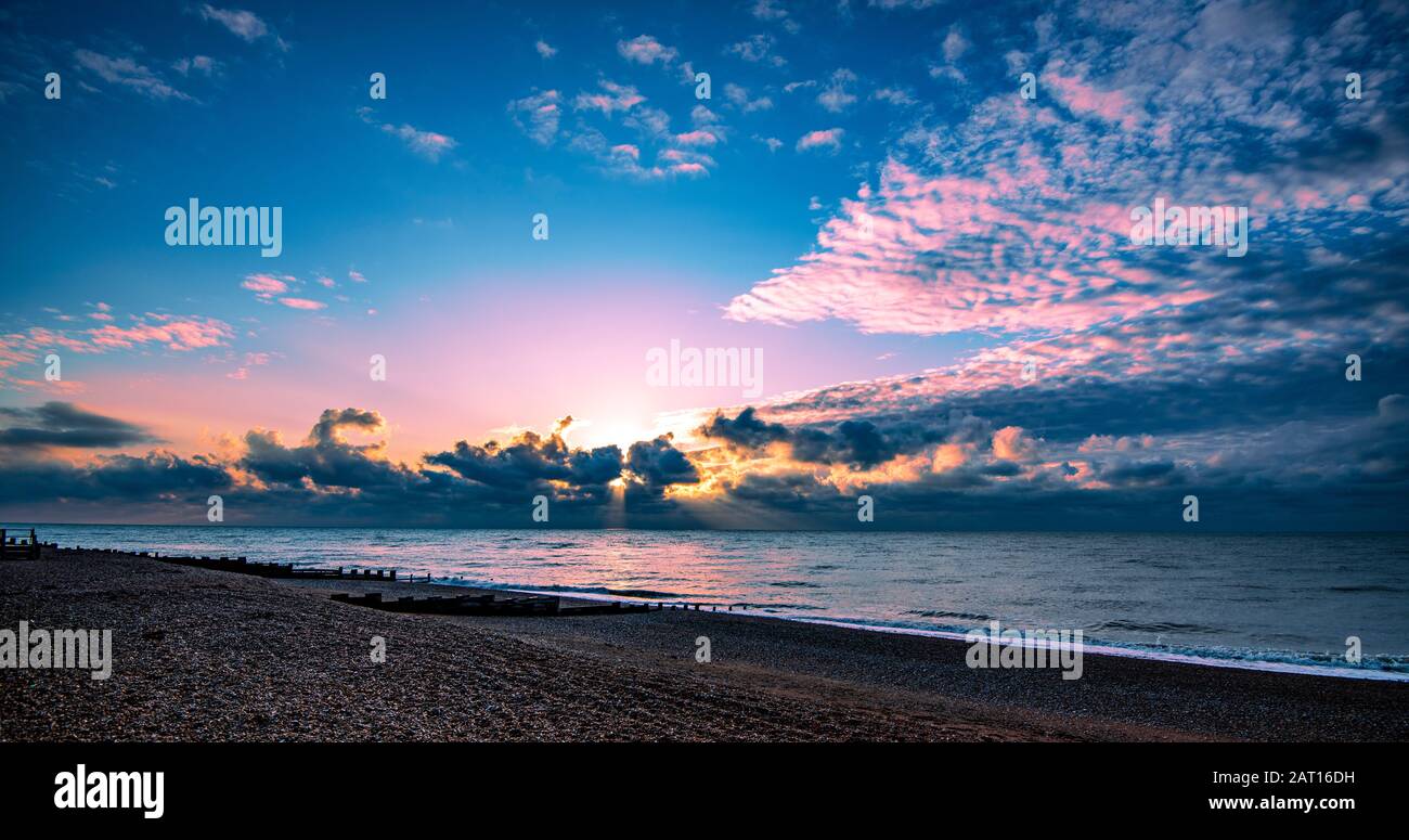 Sanfter Sonnenaufgang an der Sussex Coast Stockfoto