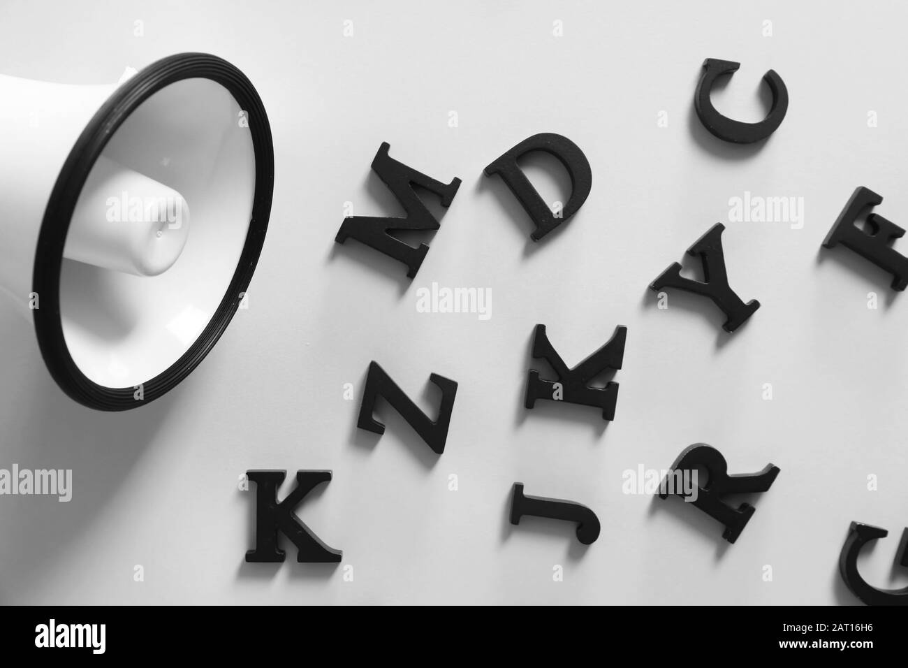 Megafon mit Buchstaben auf weißem Hintergrund Stockfoto