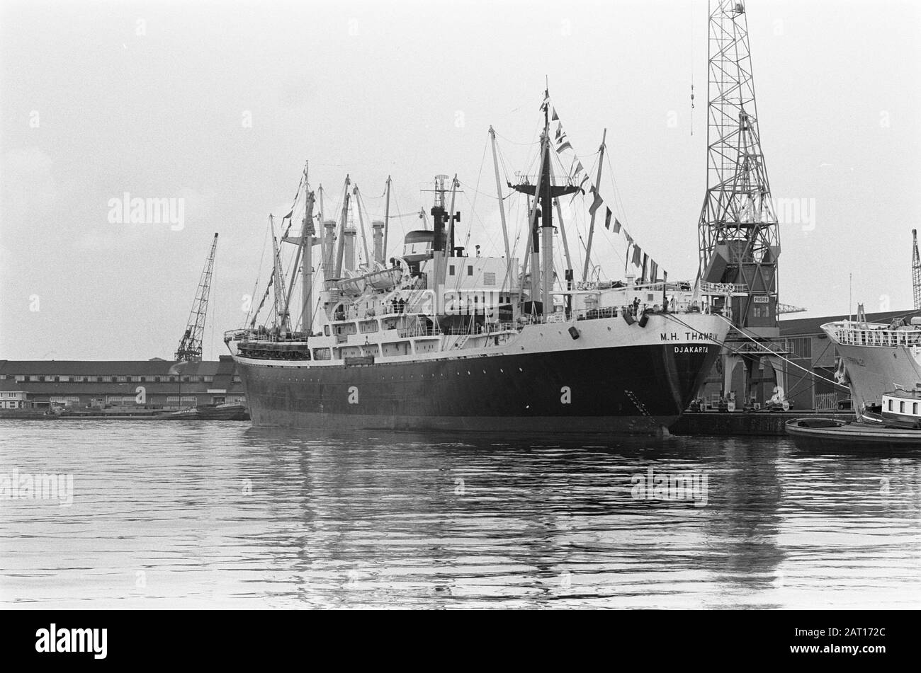 Erstes indonesisches Schiff nach sechs Jahren in unserem Land, die ms M. H. Thamrin am Coenhaven in Amsterdam Datum: 17. August 1963 Ort: Amsterdam, Noord-Holland Schlagwörter: Schiffe Personenname: COENHAVEN Stockfoto