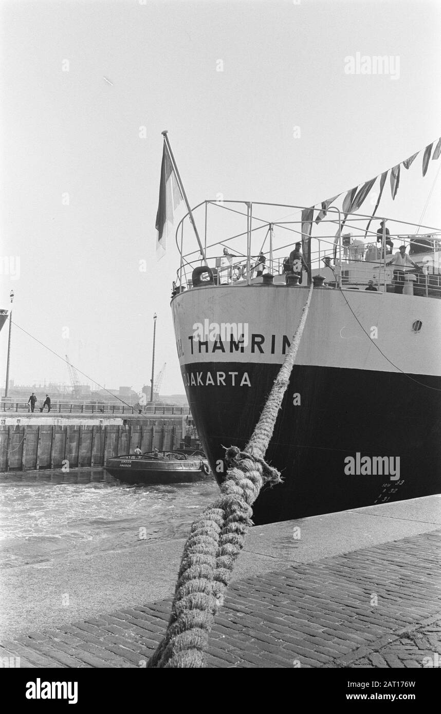 Das erste indonesische Schiff in unserem Land nach sechs Jahren, das MS M. H. Thamrin am Coenhaven in Amsterdam. Captein Mr. H. Lie van de Thamrin/Datum: 17. August 1963 Standort: Amsterdam, Noord-Holland Schlüsselwörter: Schiffe Personenname: COENHAVEN Stockfoto