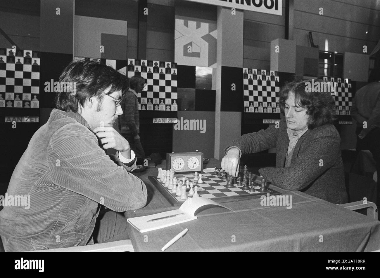 Hoogovens Schachturnierrunde in Wijk aan Zee. Jan Timman (r.) gegen Larry Christiansen (l.) Datum: 15. Januar 1982 Ort: Noord-Holland, Wijk aan Zee Schlagwörter: Schach, Turniere persönlicher Name: Timman, Jan Stockfoto